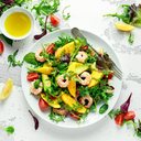 Salada verde com camarão e abacate (Imagem: DronG | Shutterstock)