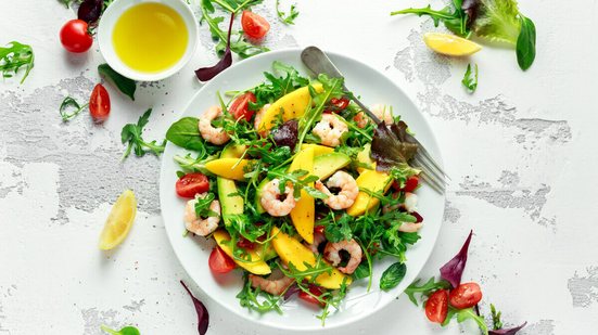 Salada verde com camarão e abacate (Imagem: DronG | Shutterstock)