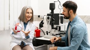 Visitar o médico regularmente é essencial para evitar a cegueira (Imagem: AYO Production | Shutterstock)