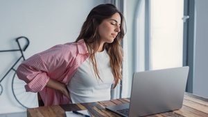 O corpo costuma dar sinais de que está sofrendo com a falta de movimento, mas muitas vezes esses alertas são ignorados (Imagem: PerfectWave | Shutterstock)