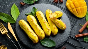 Éclair com creme de manga (Imagem: Estúdio YARUNIV | Shutterstock)