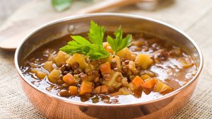 Sopa de lentilha com legumes (Imagem: Wiktory | Shutterstock)