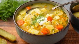 Sopa de pepino, batata e cenoura (Imagem: Vivooo | Shutterstock)
