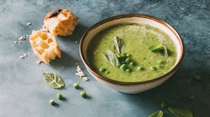 Sopa de ervilha com hortelã (Imagem: Anna Puzatykh | Shutterstock)