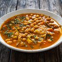 Sopa de grão-de-bico com abobrinha e batata-doce (Imagem: Jacek Chabraszewski
| Shutterstock)