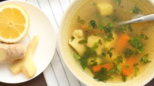 Sopa de legumes com gengibre (Imagem: New Africa | Shutterstock)