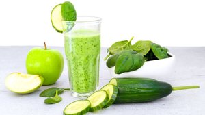 Suco verde para aumentar a energia (Imagem: SvetlanaParnikova | Shutterstock)