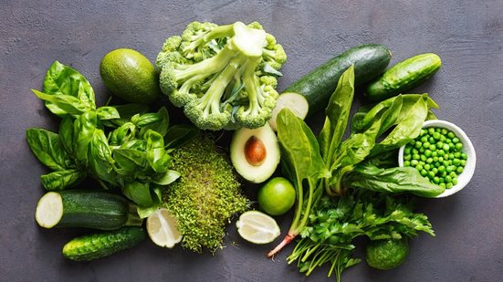 Os vegetais verde-escuros são ricos em nutrientes que aumentam a saúde física e mental do corpo (Imagem: KucherAV | Shutterstock)