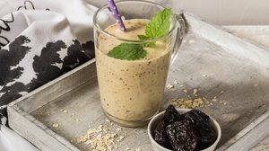 Vitamina de banana com ameixa seca (Imagem: Alieva Liubov | Shutterstock)