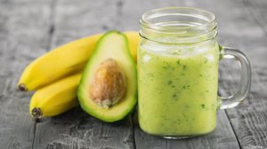 Vitamina de abacate com banana (Imagem: VLADIMIR VK | Shutterstock)
