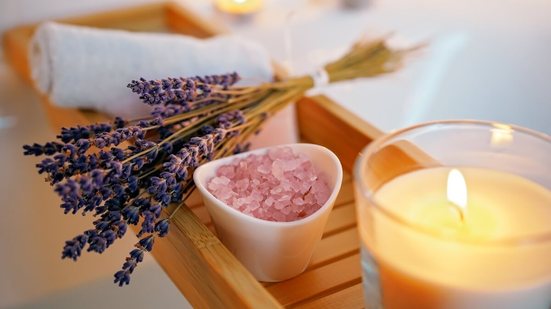 Banhos energéticos intensificam a nossa conexão com o poder lunar e abrem portas para conquistas e mudanças (Imagem: Tatyana Soares | Shutterstock)