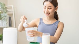 O whey protein deve ser consumido com cautela para garantir seus benefícios (Imagem: Kmpzzz | Shutterstock)