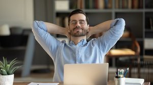 Mudanças na NR-1 exigem que empresas adotem ações claras e efetivas para aumentar a saúde mental dos colaboradores (Imagem: fizkes | Shutterstock)