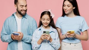 A comunicação aberta cria confiança nos filhos para compartilharem possíveis situações vivenciadas no ambiente digital (Imagem: ViDI Studio | Shutterstock)