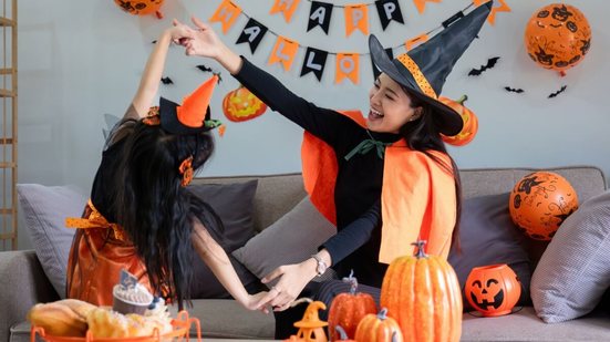 O Halloween é uma ótima oportunidade de criar brincadeiras lúdicas e festivas (Imagem: wichayada suwanachun | Shutterstock)