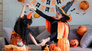 O Halloween é uma ótima oportunidade de criar brincadeiras lúdicas e festivas (Imagem: wichayada suwanachun | Shutterstock)