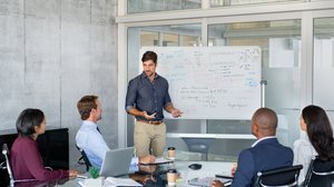 A prática e o conhecimento sobre o assunto tornam a comunicação em público mais fácil  (Imagem: Ground Picture | Shutterstock)