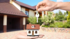 Planejamento, disciplina e análise são essenciais para realizar o sonho de comprar a casa própria (Imagem: New Africa | Shutterstock)