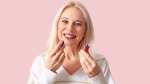 A maquiagem atual respeita a pele e a história de vida de cada pessoa (Imagem: Pixel-Shot | Shutterstock)