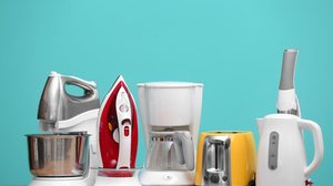 É necessário redobrar os cuidados com os aparelhos que funcionam por aquecimento e são mais sensíveis às altas temperaturas (Imagem: New Africa | Shutterstock)