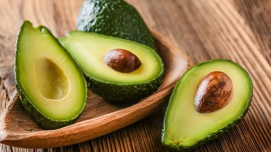 Algumas frutas são excelentes fontes de gorduras saudáveis (Imagem: Krasula | Shutterstock)