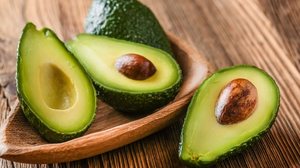 Algumas frutas são excelentes fontes de gorduras saudáveis (Imagem: Krasula | Shutterstock)