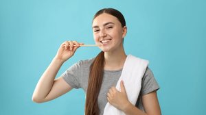 Cuidados simples ajudam a manter a saúde bucal e prevenir doenças (Imagem: New Africa | Shutterstock)