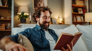 Essa seleção de livros reúne títulos de diferentes gêneros, com histórias que equilibram emoção, reflexão e entretenimento (Imagem: DukiPh | Shutterstock)