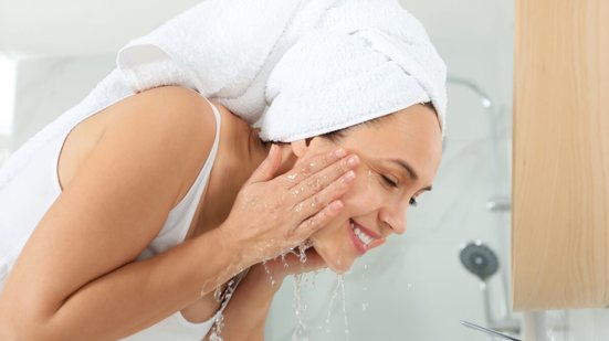 Cuidar da pele é essencial para garantir um bom resultado na maquiagem (Imagem: New Africa | Shutterstock)