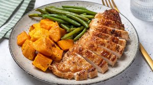 Frango assado com batata-doce laranja (Imagem: Elena Shashkina | Shutterstock)