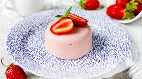 Flan fit de morango (Imagem: Anastasia_Panait | Shutterstock)