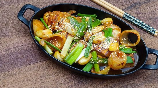 Tofu grelhado com alho e molho coreano (Imagem: Annisarafi31 | Shutterstock)
