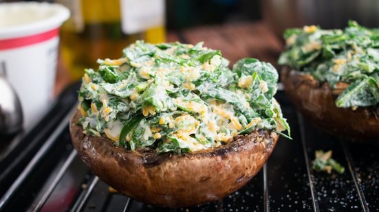 Cogumelo recheado com espinafre (Imagem: Candice Bell | Shutterstock)