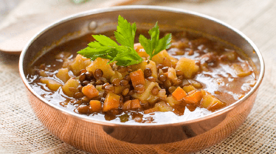Sopa de lentilha com legumes (Imagem: Wiktory | Shutterstock)
