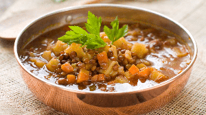 Sopa de lentilha com legumes (Imagem: Wiktory | Shutterstock)