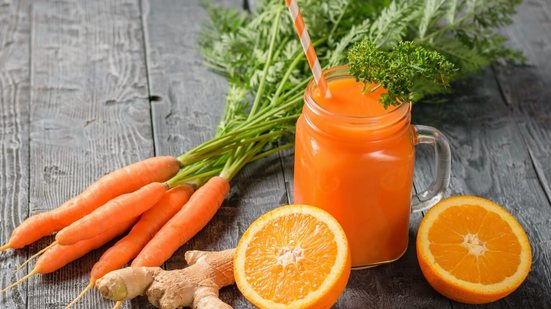 Suco termogênico de laranja com cenoura e gengibre (Imagem: VladimirVk | Shutterstock)