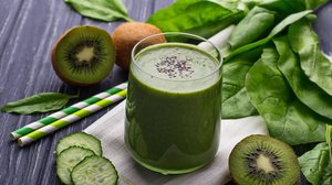 Suco verde de kiwi com espinafre (Imagem: Yulia Furman | Shutterstock)