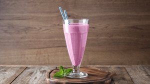 Vitamina de banana, beterraba e aveia (Imagem: New África | Shutterstock)