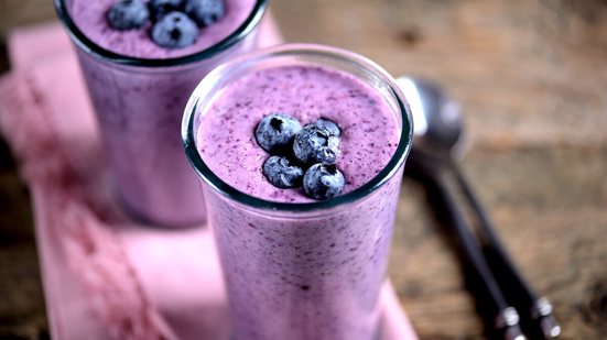 Vitamina de banana com mirtilo (Imagem: Chudo2307 | Shutterstock)