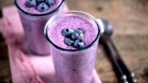 Vitamina de banana com mirtilo (Imagem: Chudo2307 | Shutterstock)