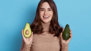 O abacate é um alimento completo e traz vantagens incríveis para o corpo (Imagem: StoryTime Studio  | Shutterstock)