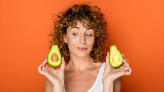 Os benefícios do abacate fazem dessa fruta uma ótima opção para integrar a alimentação (Imagem: All kind of people | Shutterstock)