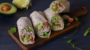 Wrap de frango com abacate (Imagem: freeskyline | Shutterstock)