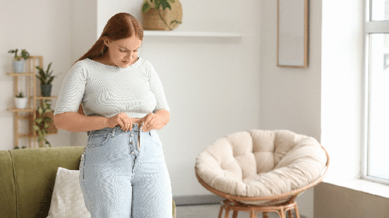 Diferentes alterações na parede abdominal podem provocar o aspecto de abdômen "estufado"(Imagem: Pixel-Shot | Shutterstock)