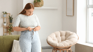 Diferentes alterações na parede abdominal podem provocar o aspecto de abdômen "estufado"(Imagem: Pixel-Shot | Shutterstock)