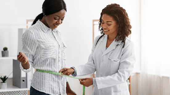 A abdominoplastia vai além da retirada de pele e busca restaurar a harmonia da região abdominal de forma personalizada (Imagem: Prostock-studio | Shutterstock)