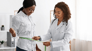 A abdominoplastia vai além da retirada de pele e busca restaurar a harmonia da região abdominal de forma personalizada (Imagem: Prostock-studio | Shutterstock)
