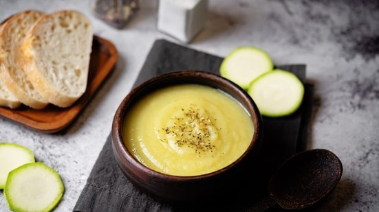 Caldo de abobrinha (Imagem: Nataliya Arzamasova | Shutterstock)