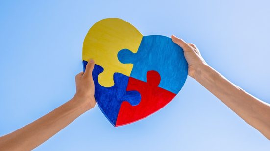 Informação pode transformar a vida de pessoas autistas e de suas famílias (Imagem: Veja | Shutterstock)