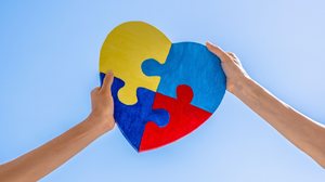 Informação pode transformar a vida de pessoas autistas e de suas famílias (Imagem: Veja | Shutterstock)